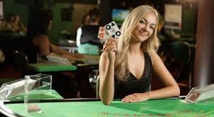 Pengguna membaca kabar oketogel lewat Android